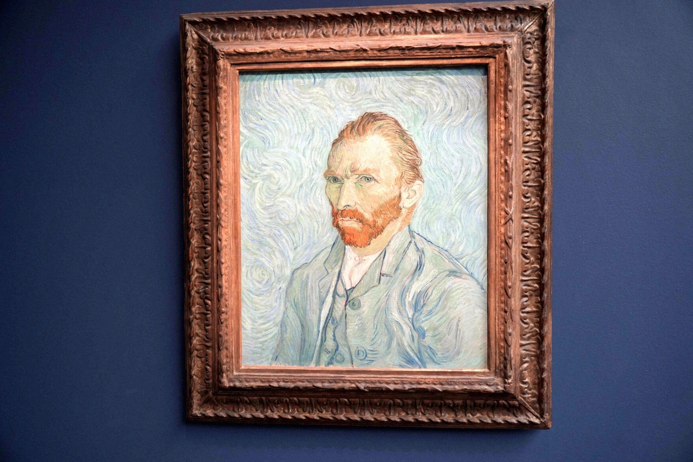 Le célèbre autoportrait de Van Gogh de 1889, accroché dans une salle aux murs bleu foncé du musée d'Orsay.